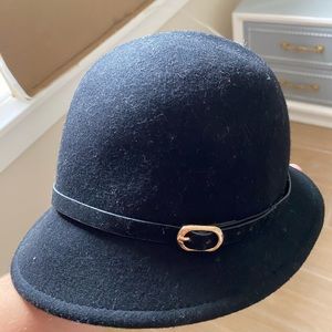 Black felt H&M bucket hat with buckle